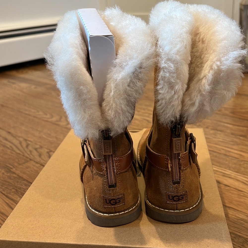 Uggs - Picture 3 of 5
